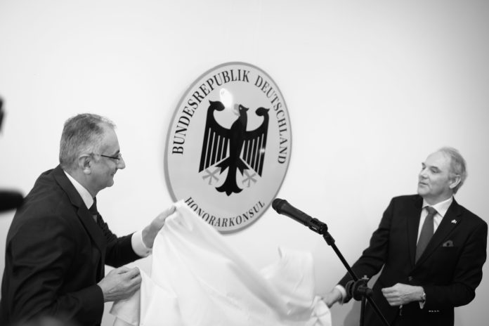 Honorary-Consul-Ter-Minasyan-l-and-Ambassador-Kiesler-r-unveiling-plaque-696x464